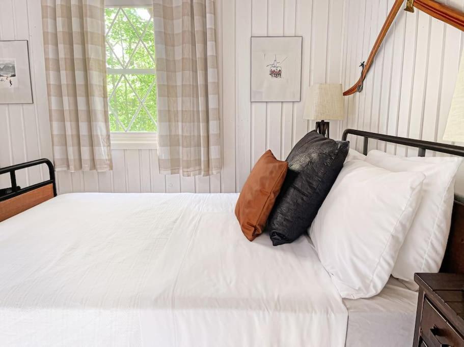 Stylish And Cozy Cabin, Walking Distance To Big Bass Lake Gouldsboro Eksteriør billede