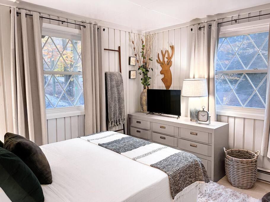 Stylish And Cozy Cabin, Walking Distance To Big Bass Lake Gouldsboro Eksteriør billede