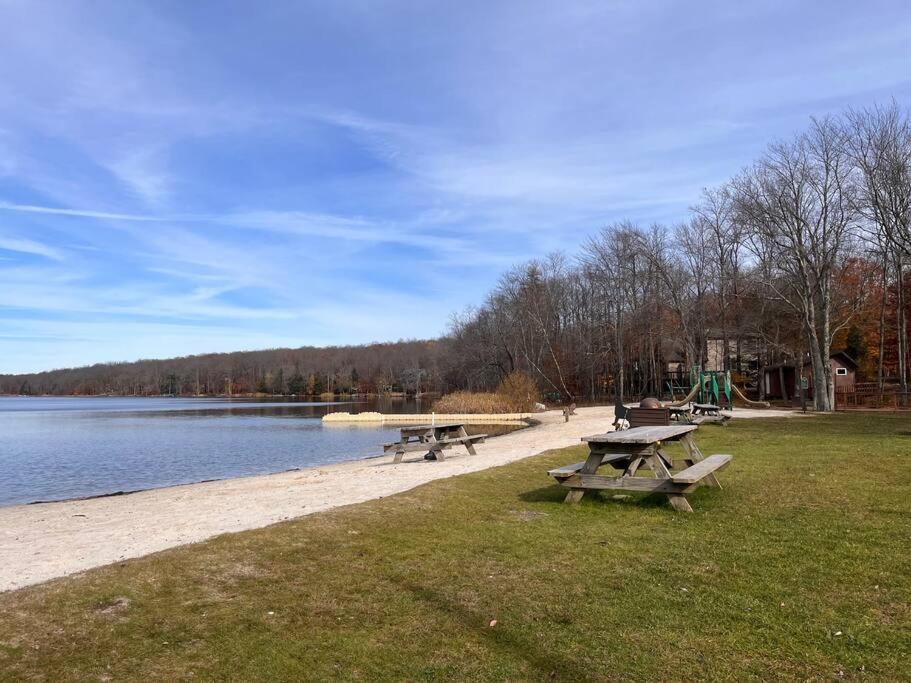Stylish And Cozy Cabin, Walking Distance To Big Bass Lake Gouldsboro Eksteriør billede